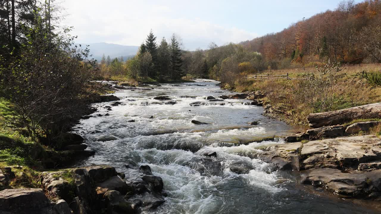 秋天，风景如画的山河流经岩石河床视频素材