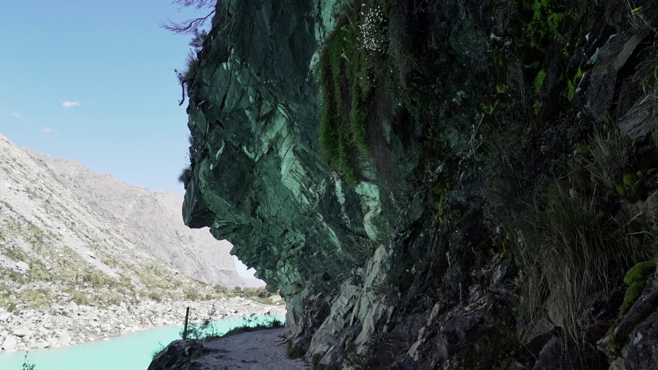 美丽的绿松石湖水在拉古纳帕隆泻湖在安第斯山脉的高山山脉在秘鲁华斯卡兰，雪山覆盖的山峰在一个明媚的阳光灿烂的一天。视频素材