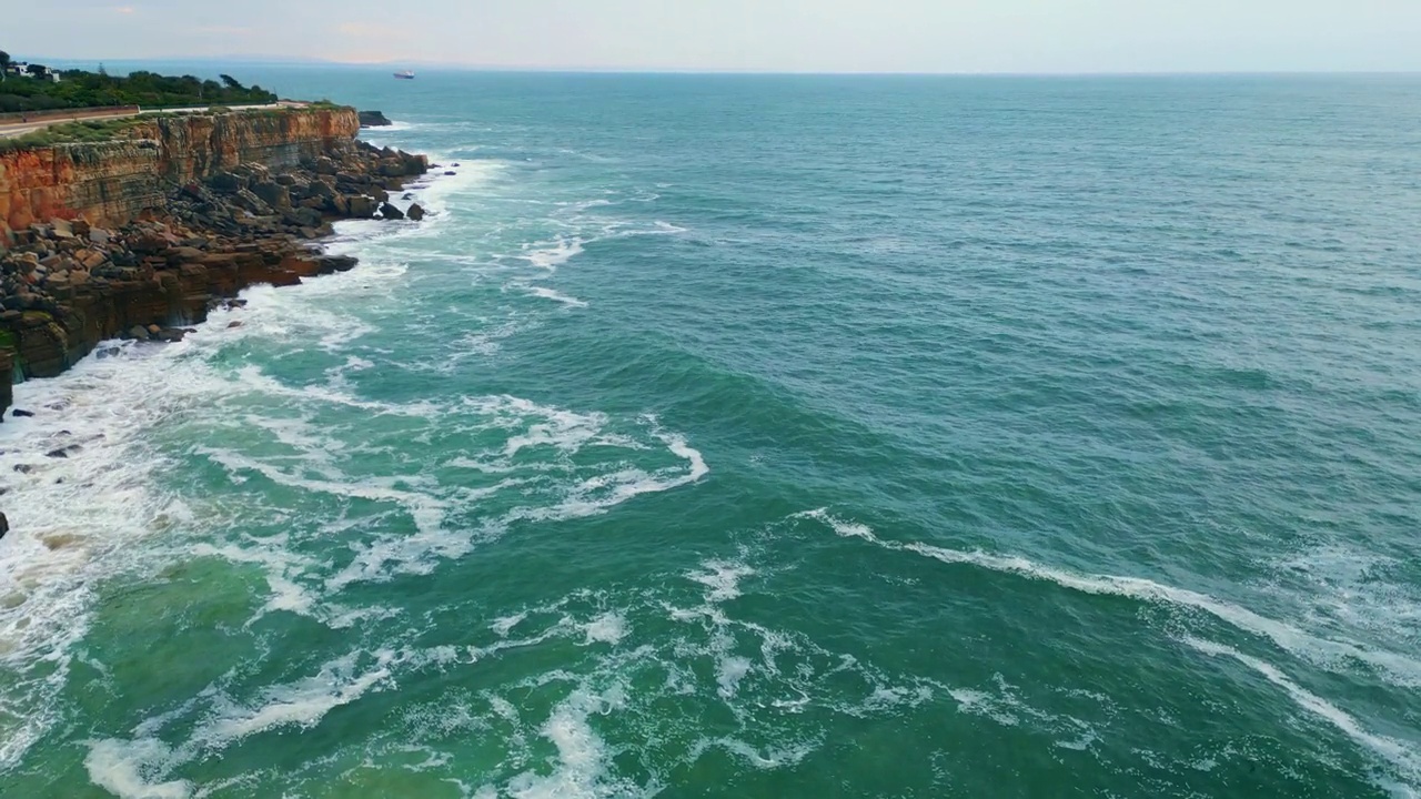 空中美丽的岩岸阴天。海岸悬崖上的海水破碎。视频素材