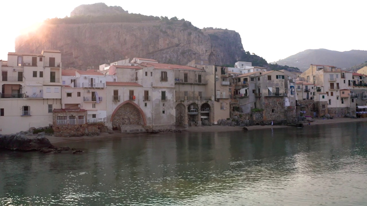 Cefalu，夕阳下无人机的鸟瞰图。西西里岛巴勒莫。视频下载