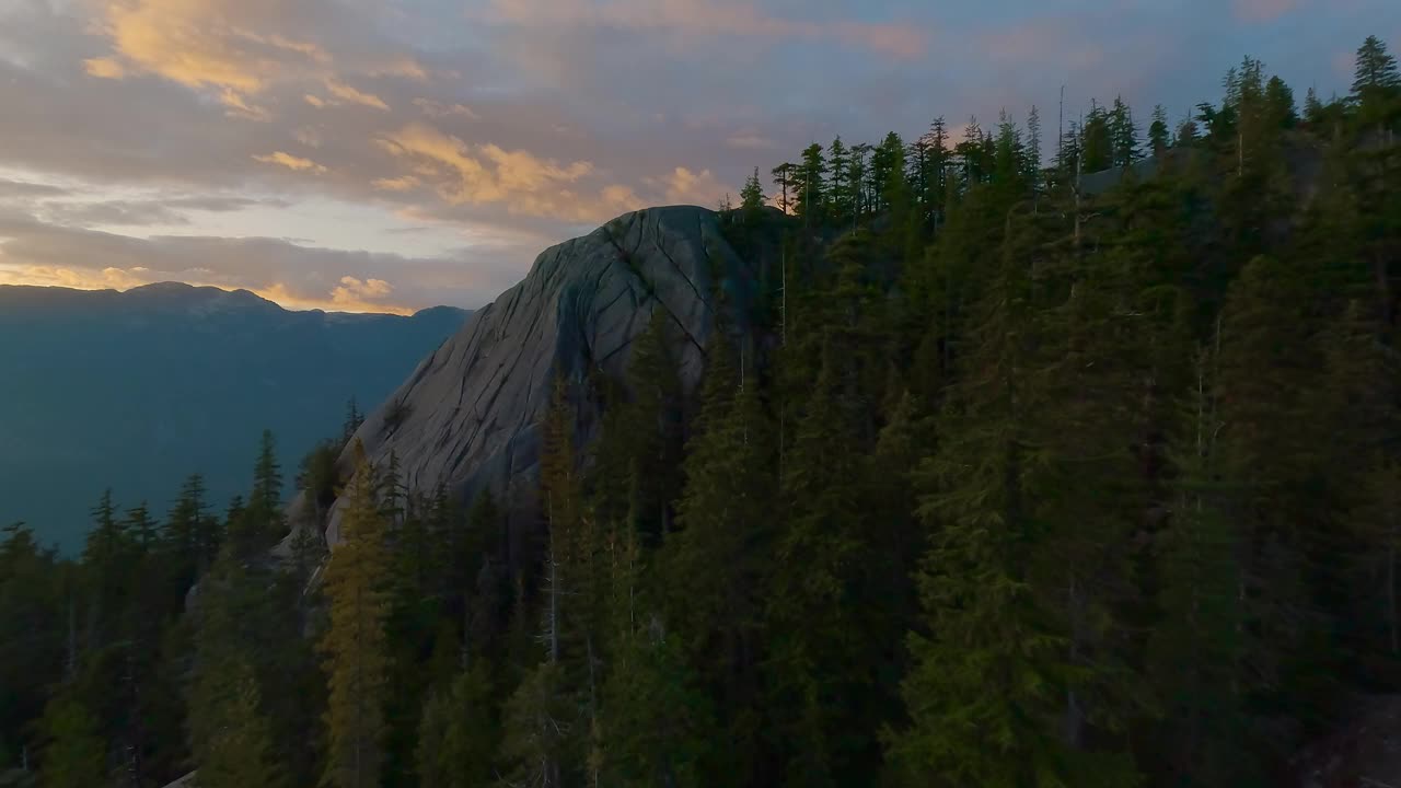 加拿大山地景观和充满活力的绿树。秋天的季节。视频素材