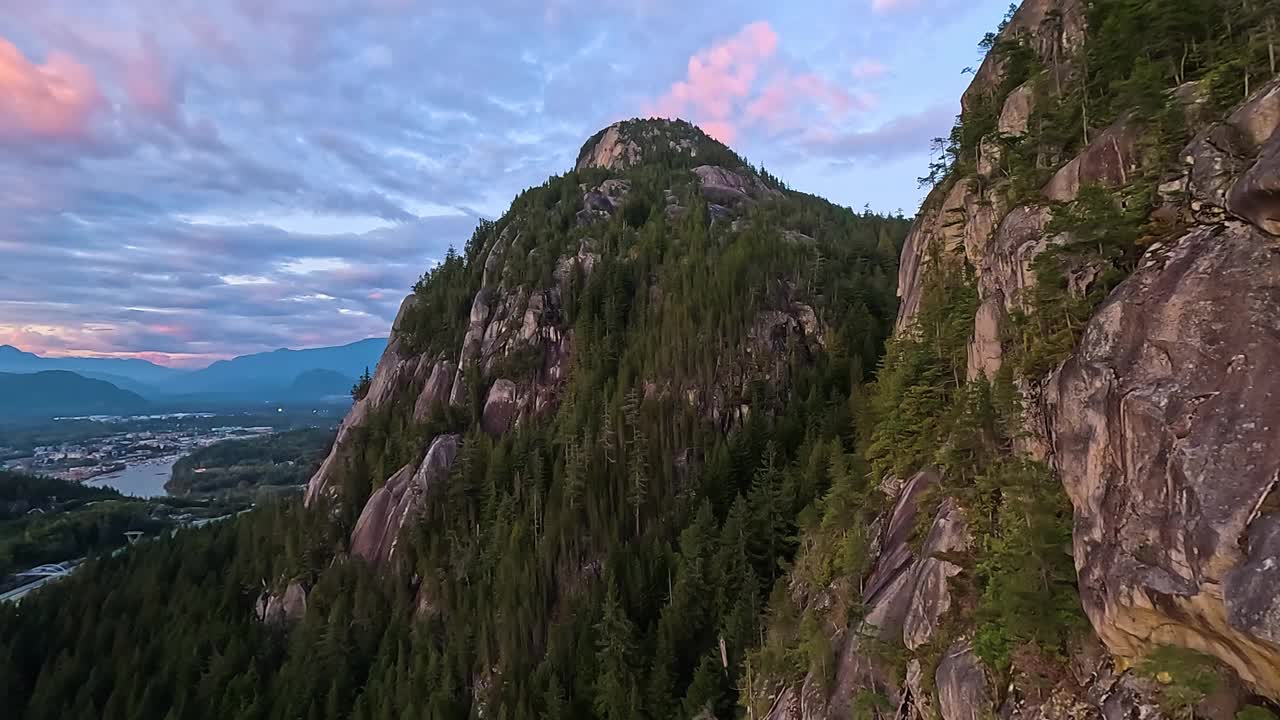 加拿大山地景观和充满活力的绿树。秋天的季节。视频素材