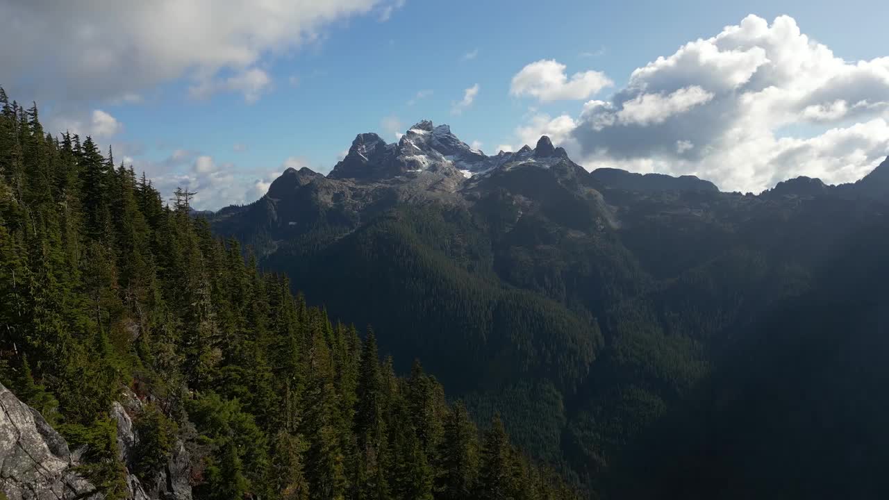 加拿大山地景观和充满活力的绿树。秋天的季节。视频素材