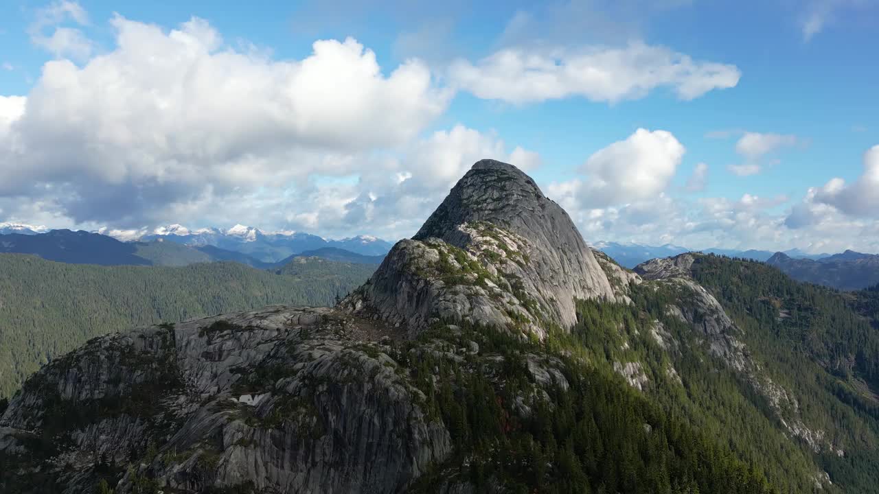 加拿大山地景观和充满活力的绿树。秋天的季节。视频素材