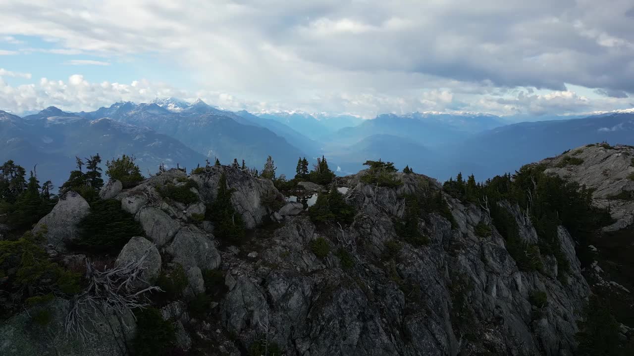 加拿大山地景观和充满活力的绿树。秋天的季节。空中自然背景。加拿大不列颠哥伦比亚省视频素材