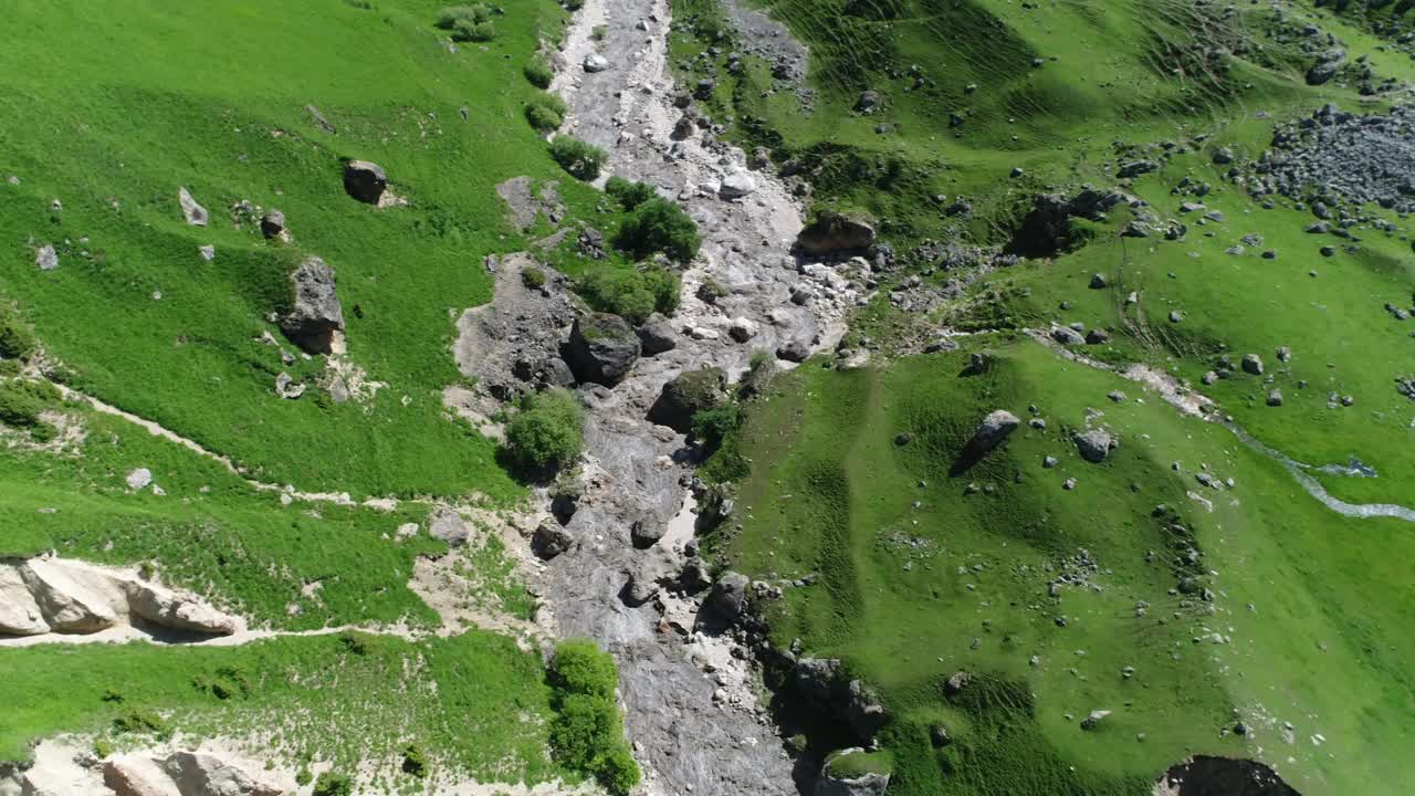 鸟瞰图，绿色的草地中间有岩石视频素材