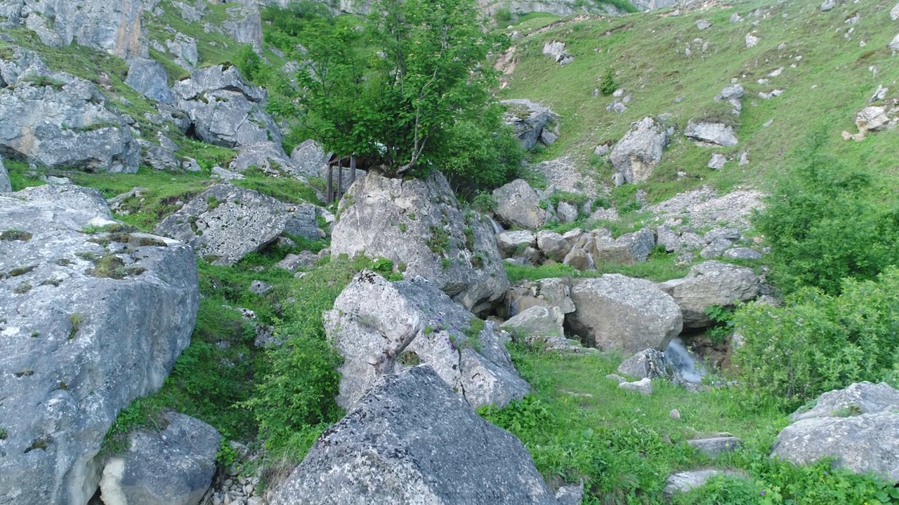 一张美丽的岩石山的照片，背景是绿色的苔藓视频素材