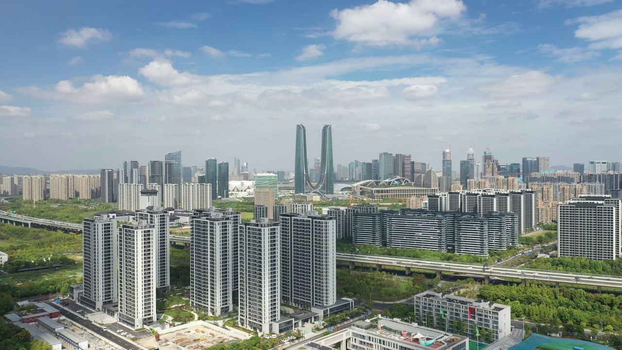 无人机拍摄的杭州天际线在一个晴朗的日子，中国视频素材