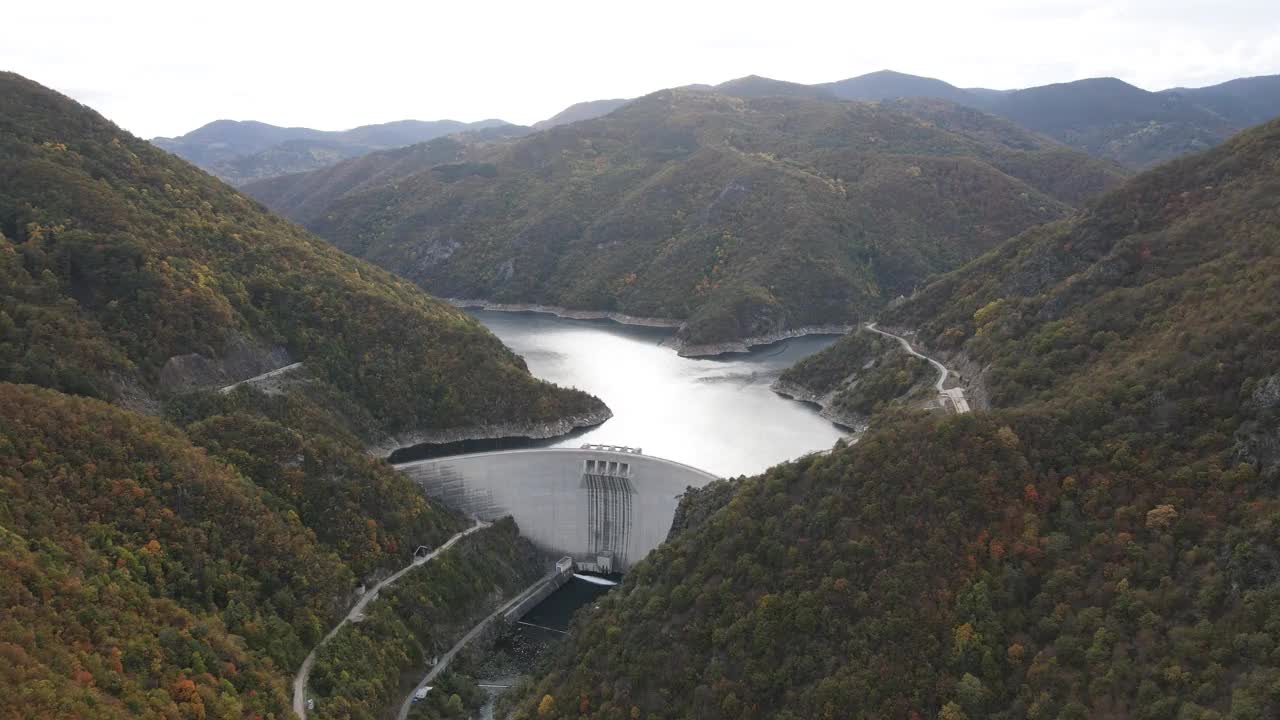 秋天俯瞰察科夫卡马克水库，保加利亚视频素材