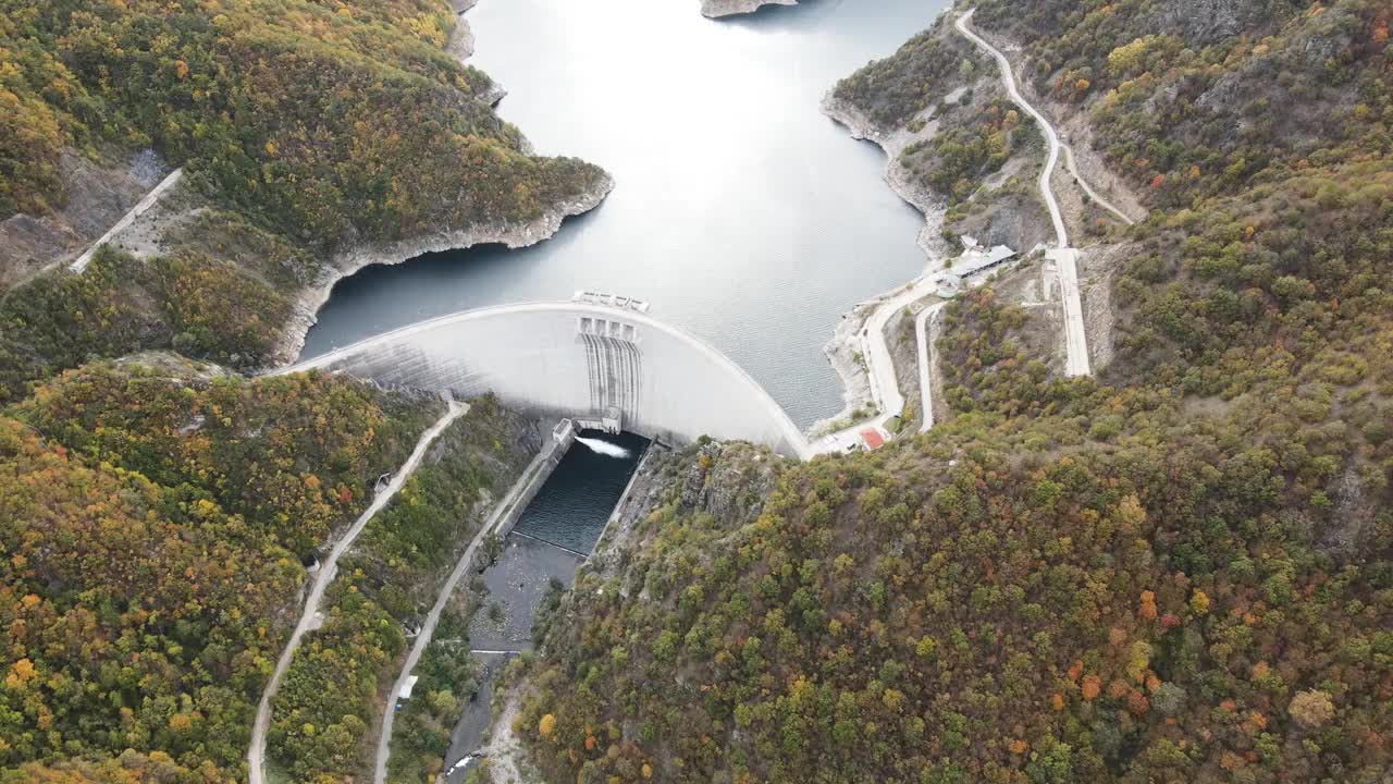秋天俯瞰察科夫卡马克水库，保加利亚视频素材