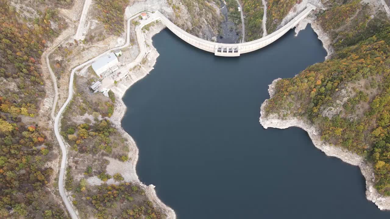 秋天俯瞰察科夫卡马克水库，保加利亚视频素材