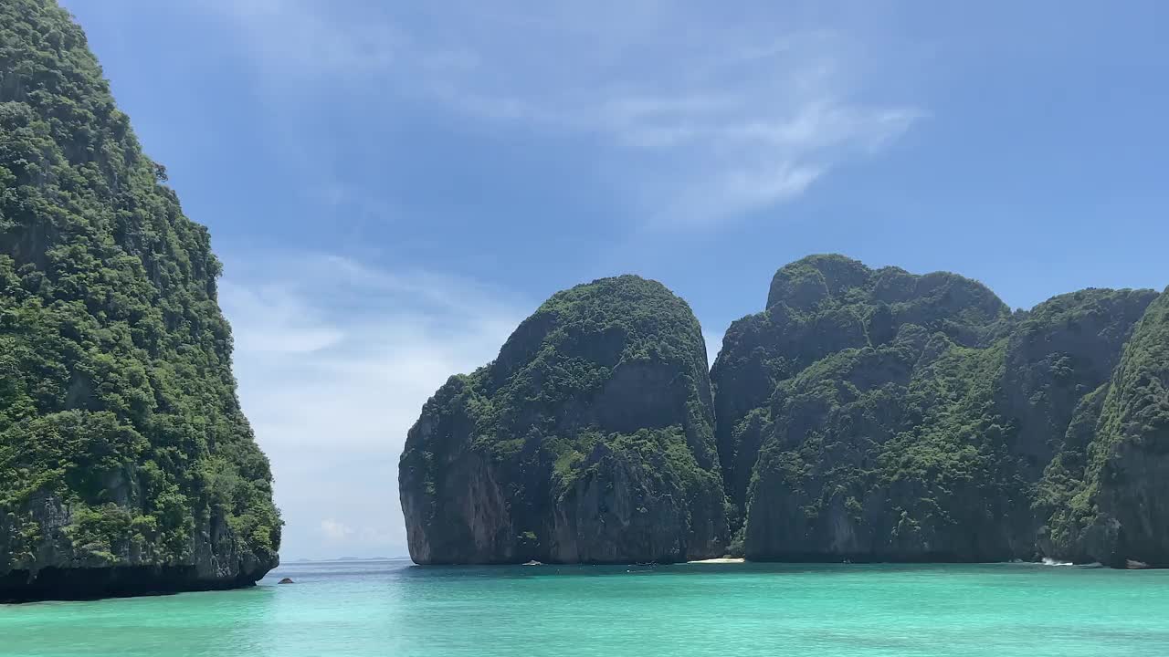 波浪，沙滩，和美丽的清澈的海水在玛雅湾在泰国皮皮群岛国家公园。视频下载