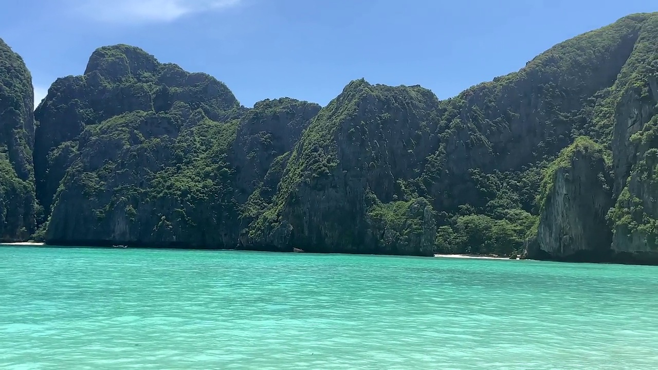 波浪，沙滩，和美丽的清澈的海水在玛雅湾在泰国皮皮群岛国家公园。视频素材