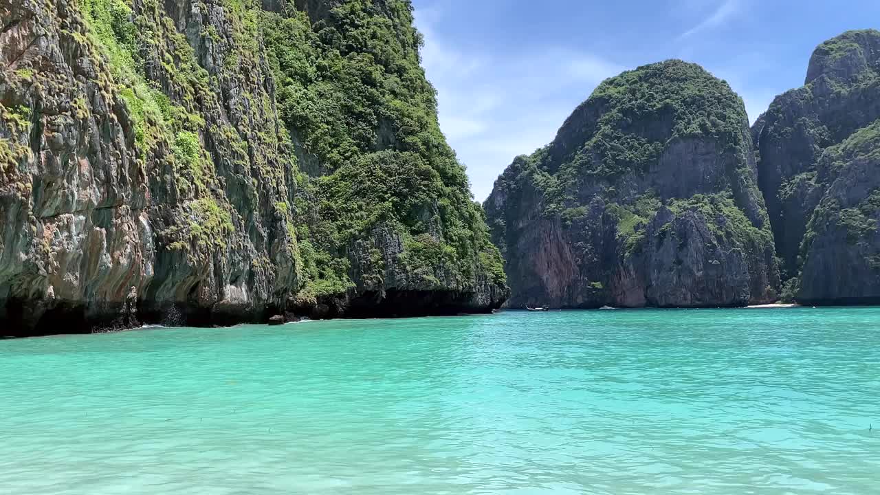 上午的玛雅湾海滩上的泰国皮皮岛，空荡荡的玛雅湾的泰国皮皮岛视频素材