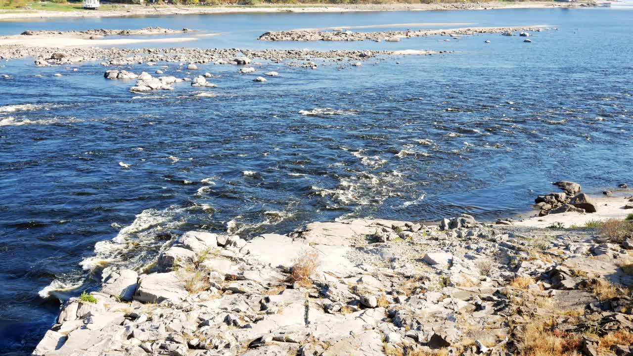 湍急的水流，从宽阔的河岸上流过视频下载