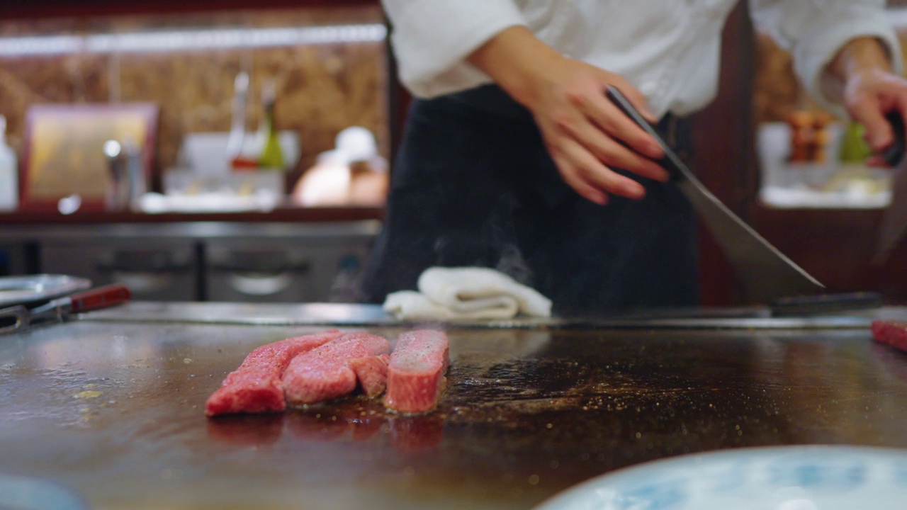 烹饪日本和牛、牛肉、烤肉铁板烧视频素材