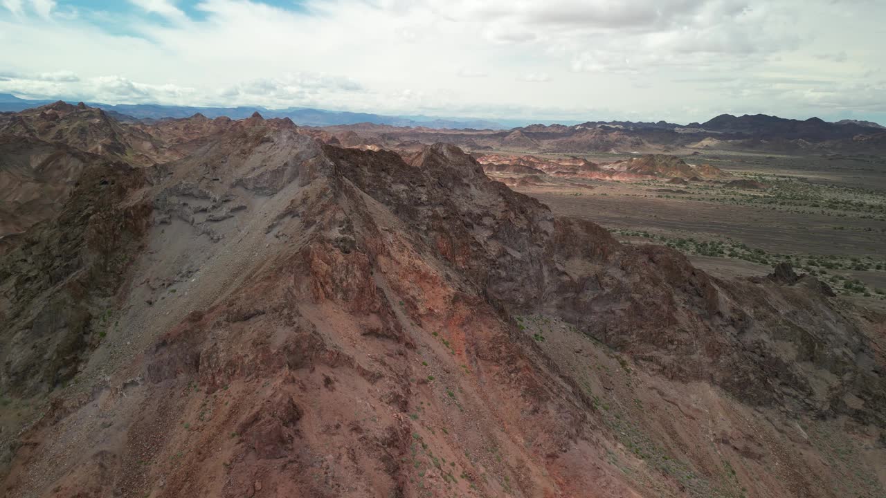 在墨西哥下哈半岛崎岖的沙漠地形上，高高的空中拉出红色崎岖的山脉视频素材