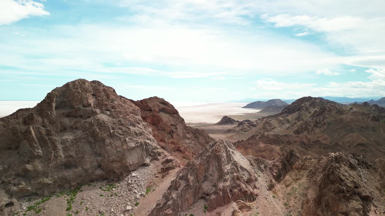 在墨西哥下加利福尼亚州锯齿状山脉的红色火山岩上，空中推进视频下载