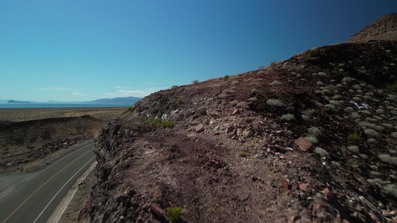 航拍显示红色火山景观，高速公路和科尔特斯海在巴哈视频素材