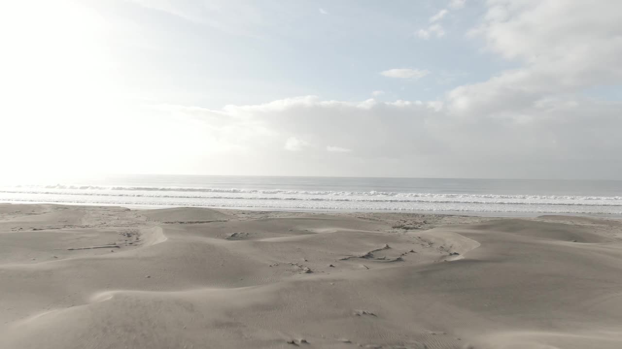 在阴天的巴哈半岛沿太平洋海岸拍摄的白色沙丘和遥远的海滩视频下载