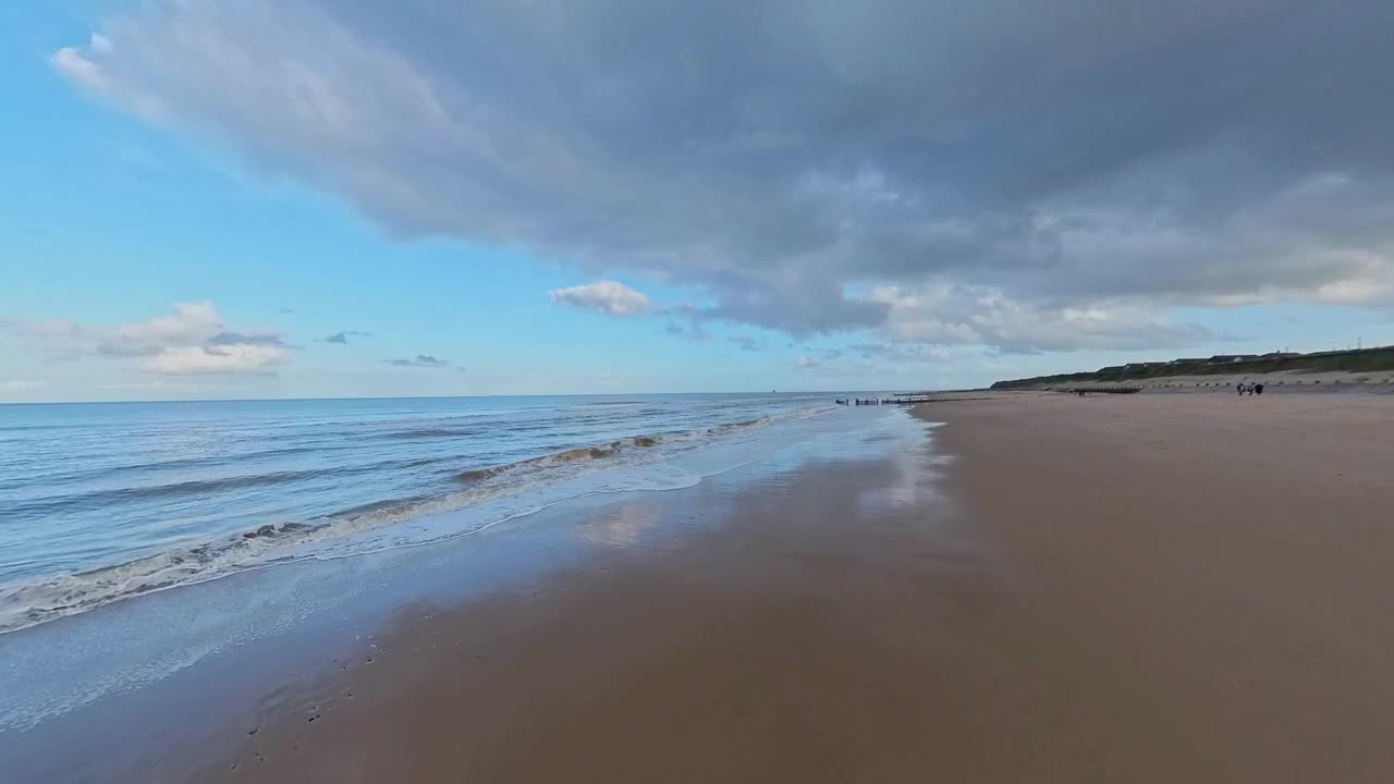 海岸上空乌云密布视频素材