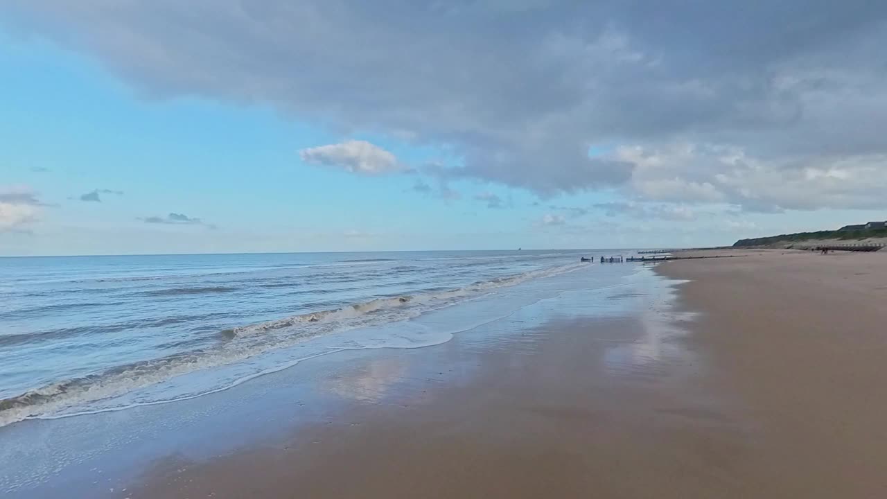 海岸上空乌云密布视频素材