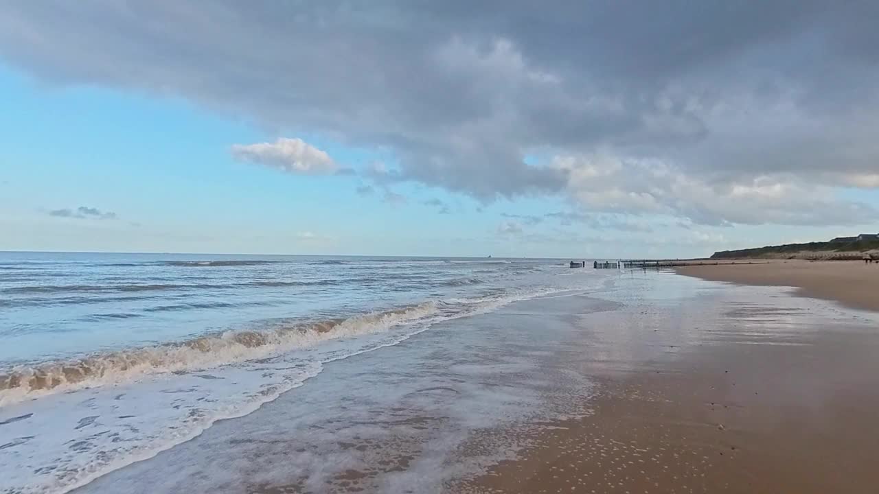 海浪冲击着木制的石阵视频素材