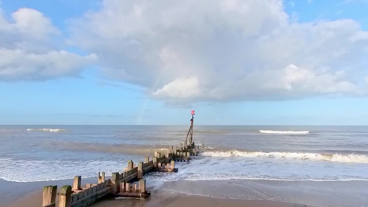 海浪冲击着木制的石阵视频素材