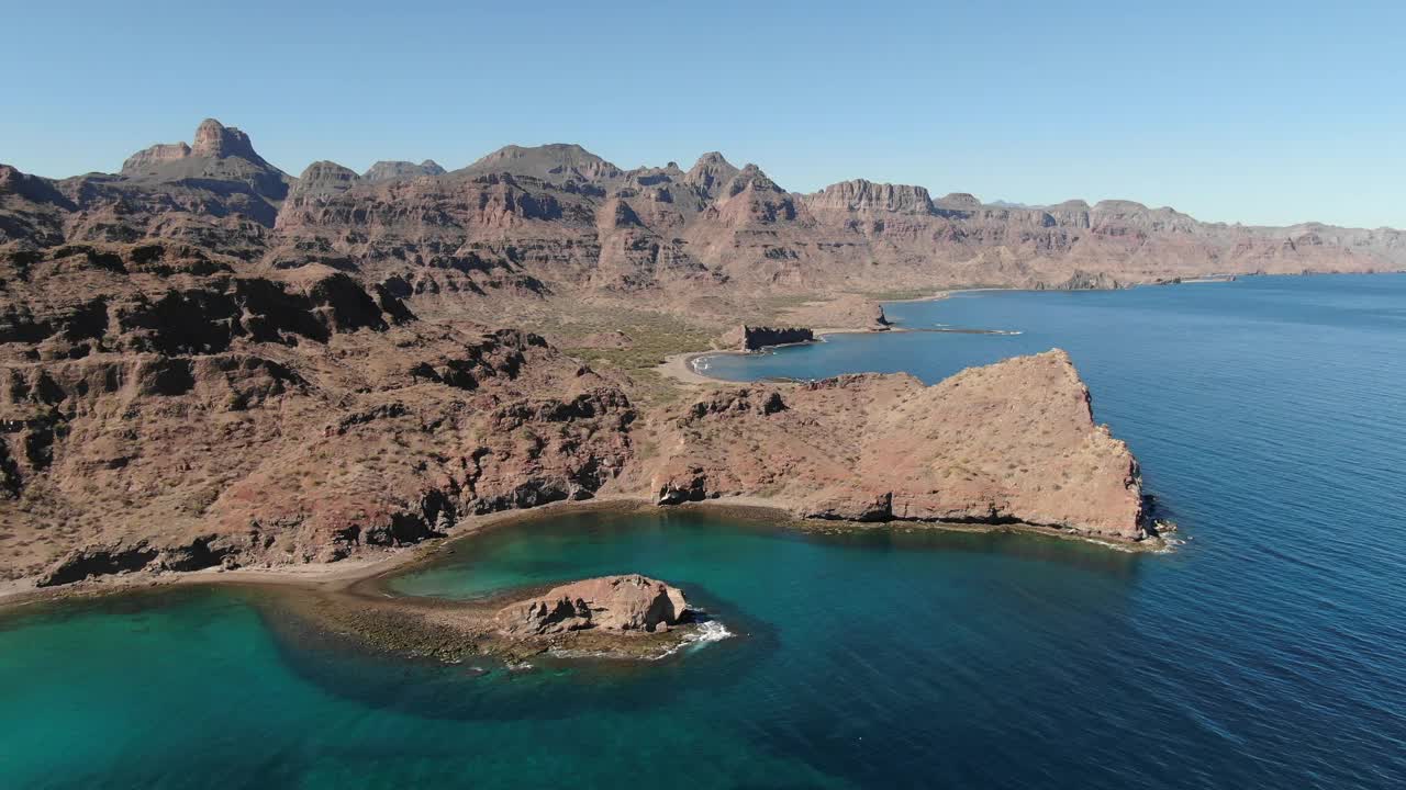 在科尔特斯海的山区下苏尔沙漠的偏远海湾的高空飞行视频下载