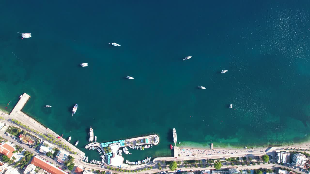 萨兰达的海岸美景鸟瞰图:蔚蓝的海湾，海景酒店，和迷人的萨兰达海岸从上面视频素材