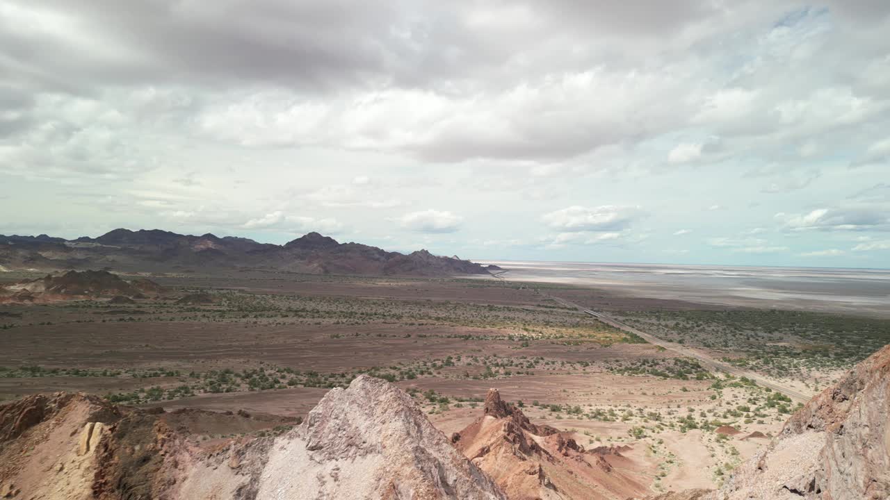 在巴哈沙漠山区景观和沿科尔特斯海公路的高空航拍视频素材