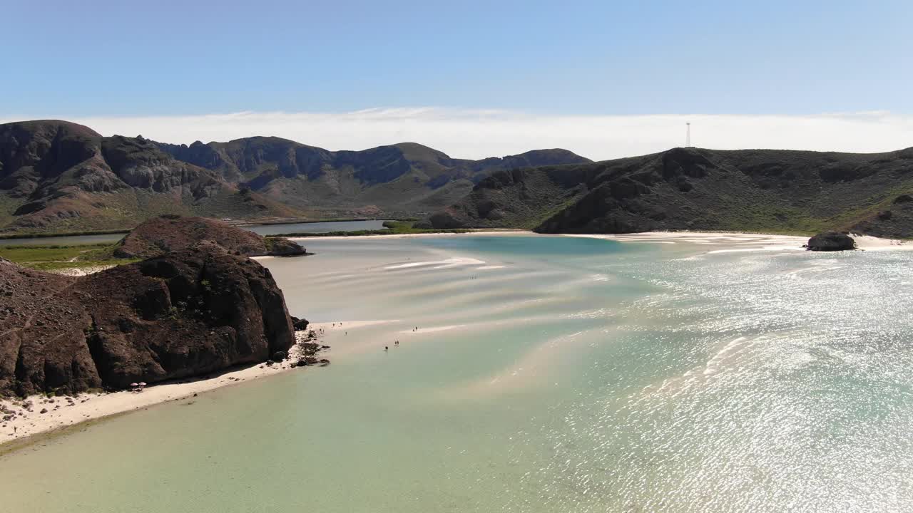 低潮时，Baja Sur的Balandra湾的高空航拍，浅浅的碧绿海水视频素材