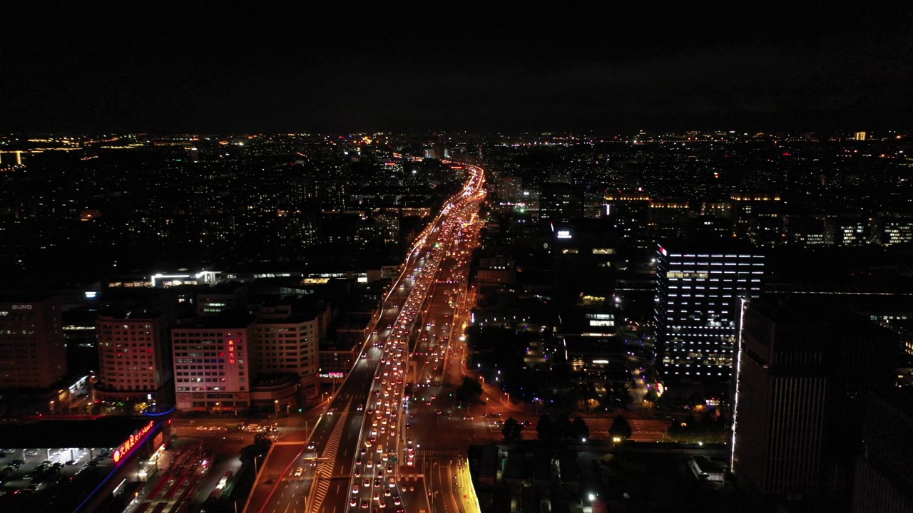 航拍夜景，上海周围的高架公路和城市建筑视频素材