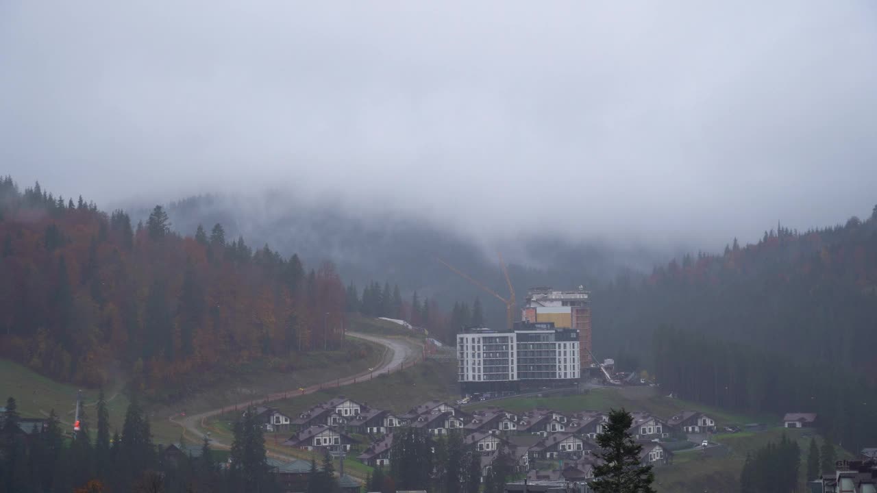 在喀尔巴阡山脉的山区，雾移动得很快视频下载