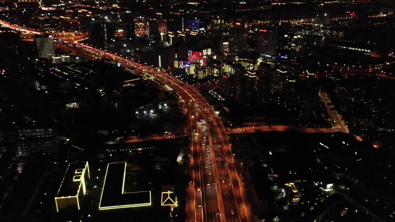 夜间在上海高架公路上行驶的汽车的航拍画面视频素材