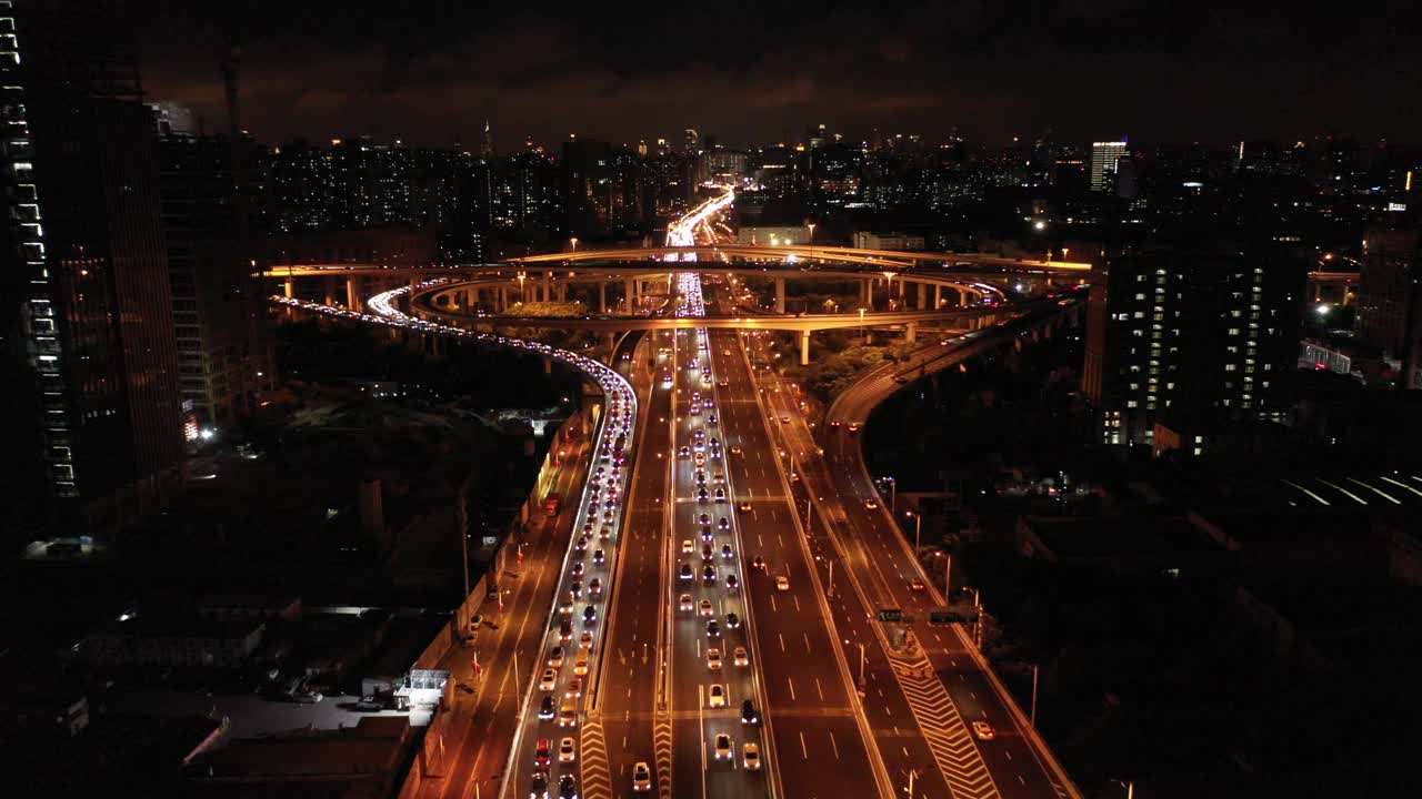 无人机拍摄的汽车行驶在夜间照明的高架公路上的画面，上海，中国视频素材