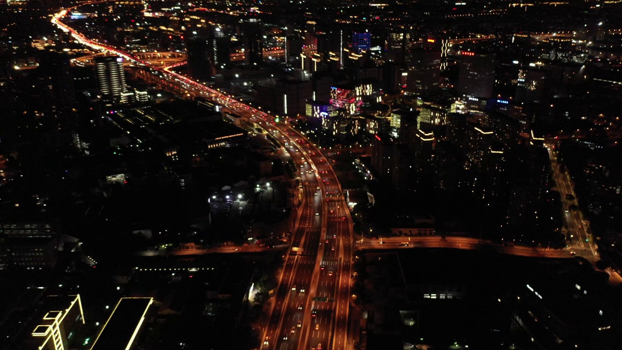 夜景，中国上海，城市建筑之间的高架公路视频素材