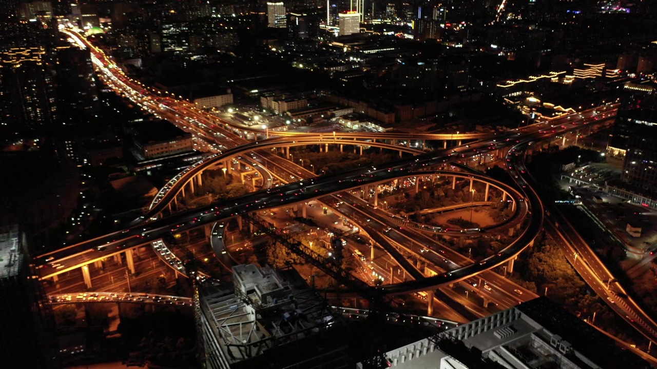 夜间，中国上海，无人驾驶飞机在高架公路上行驶视频素材