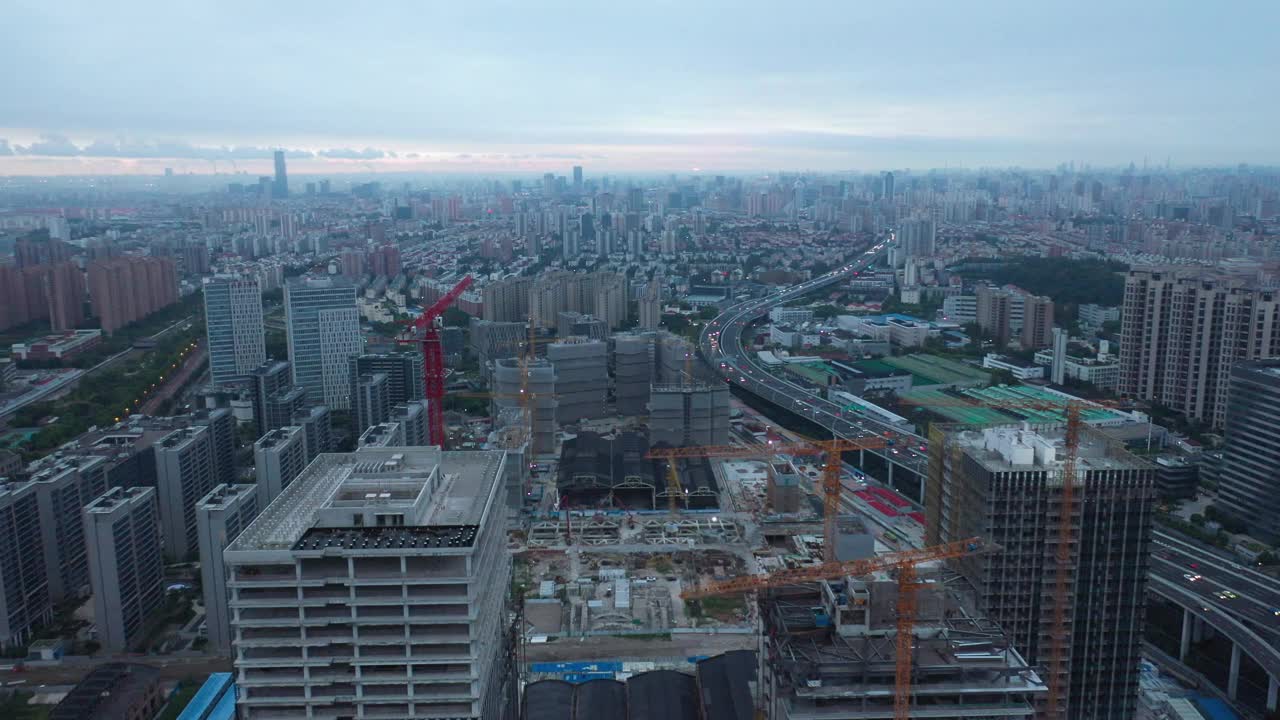 无人机拍摄的城市建筑，背景是日落时上海的天际线，中国视频素材