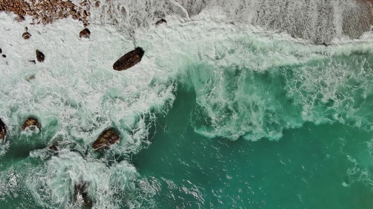 海滩和海浪高高在上视频素材