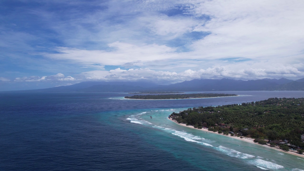 鸟瞰Gili Trawangan, Gili Meno和Gili Air在印度尼西亚巴厘岛龙目岛。在夏天阳光明媚的白天，无人机在岛屿上空飞行。视频素材