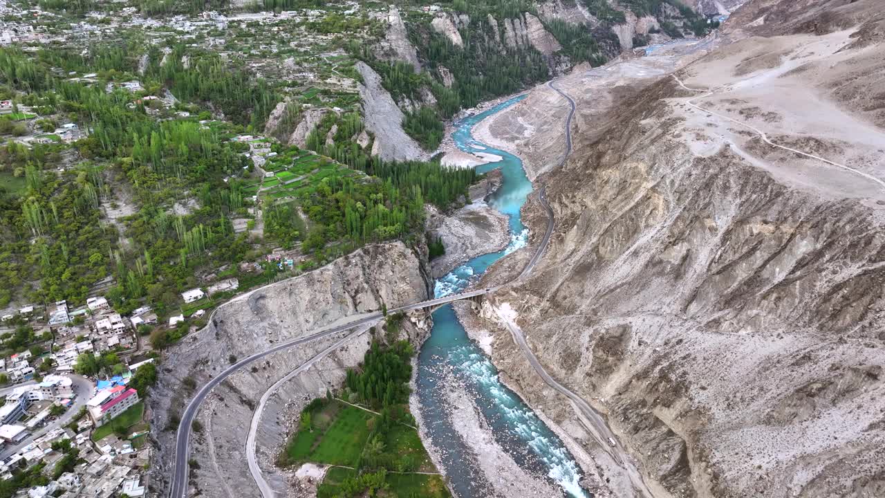 空中无人机日落景观罕萨河谷与河流和喀喇昆仑山脉山脉，罕萨河谷，吉尔吉特-巴尔蒂斯坦，巴基斯坦北部。视频素材