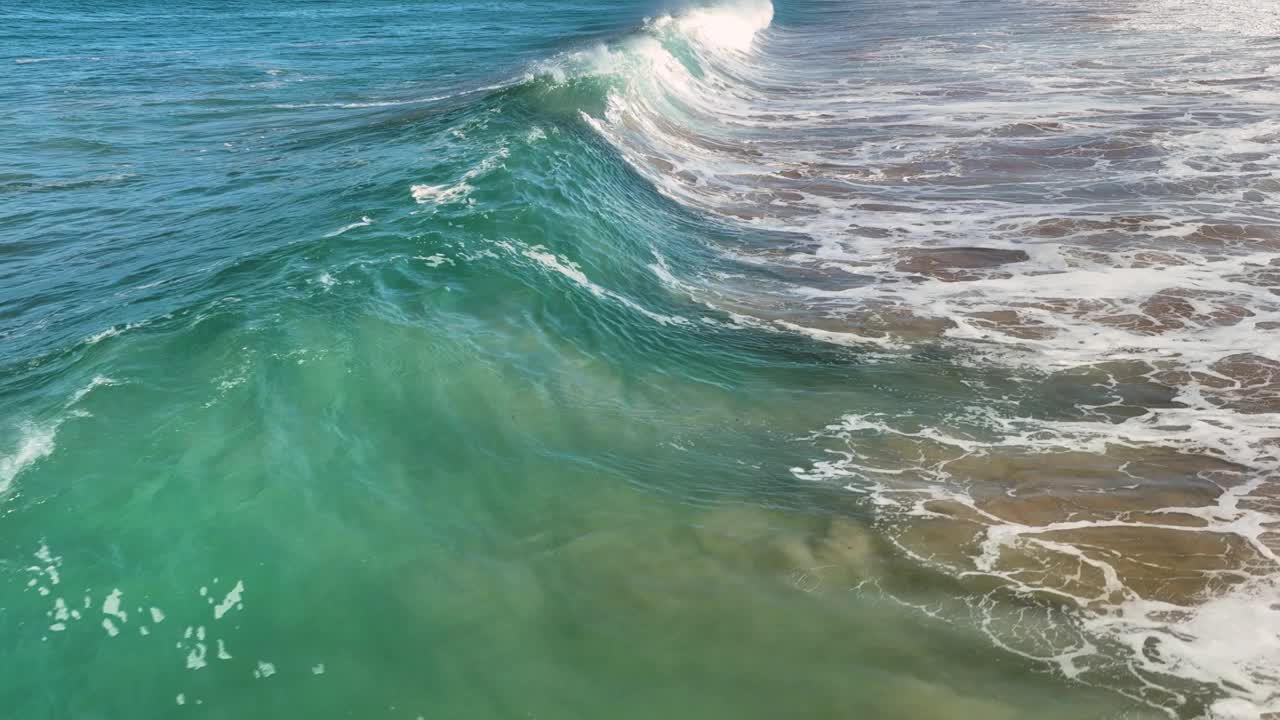 鸟瞰美丽的海水浪花飞溅。巨大的海浪慢动作视频素材