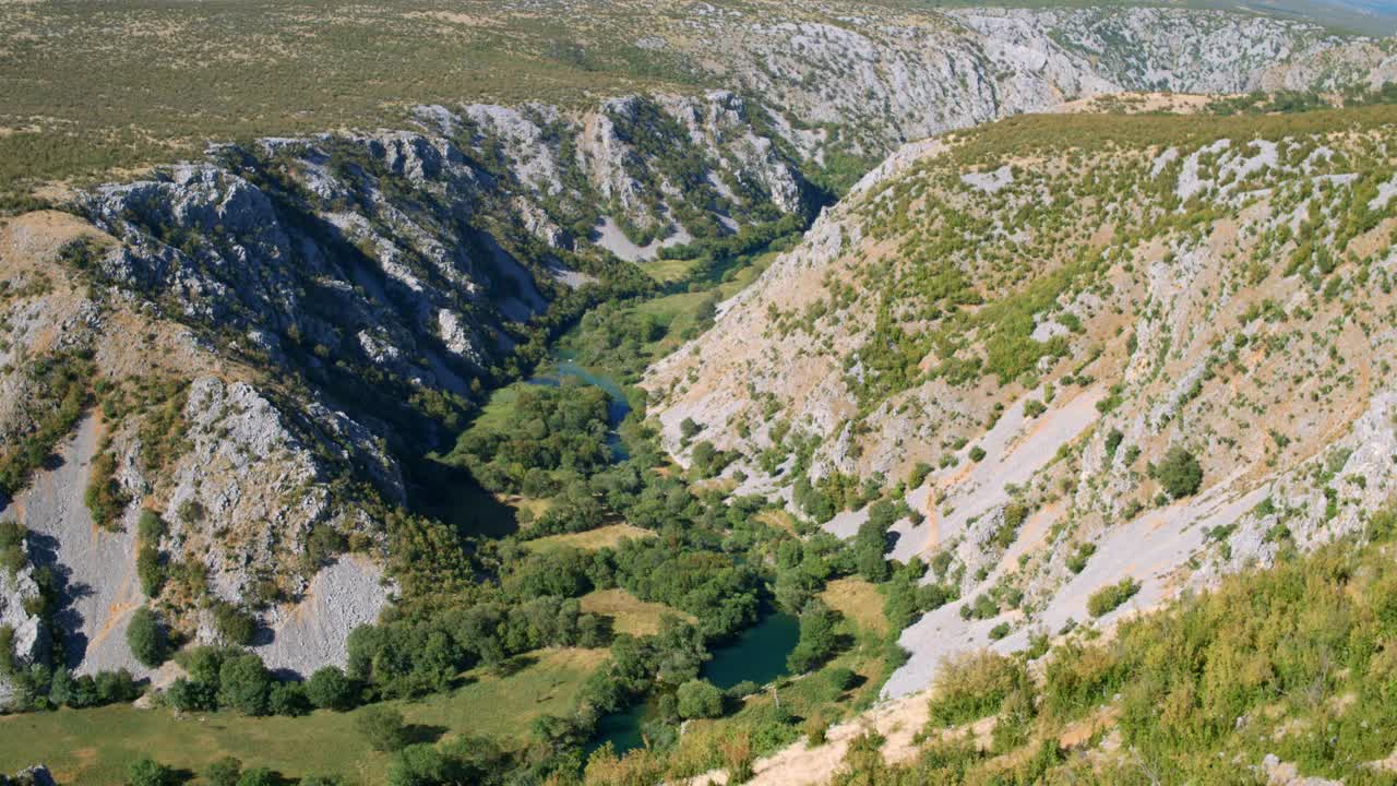 克鲁帕河峡谷鸟瞰图，克罗地亚视频素材