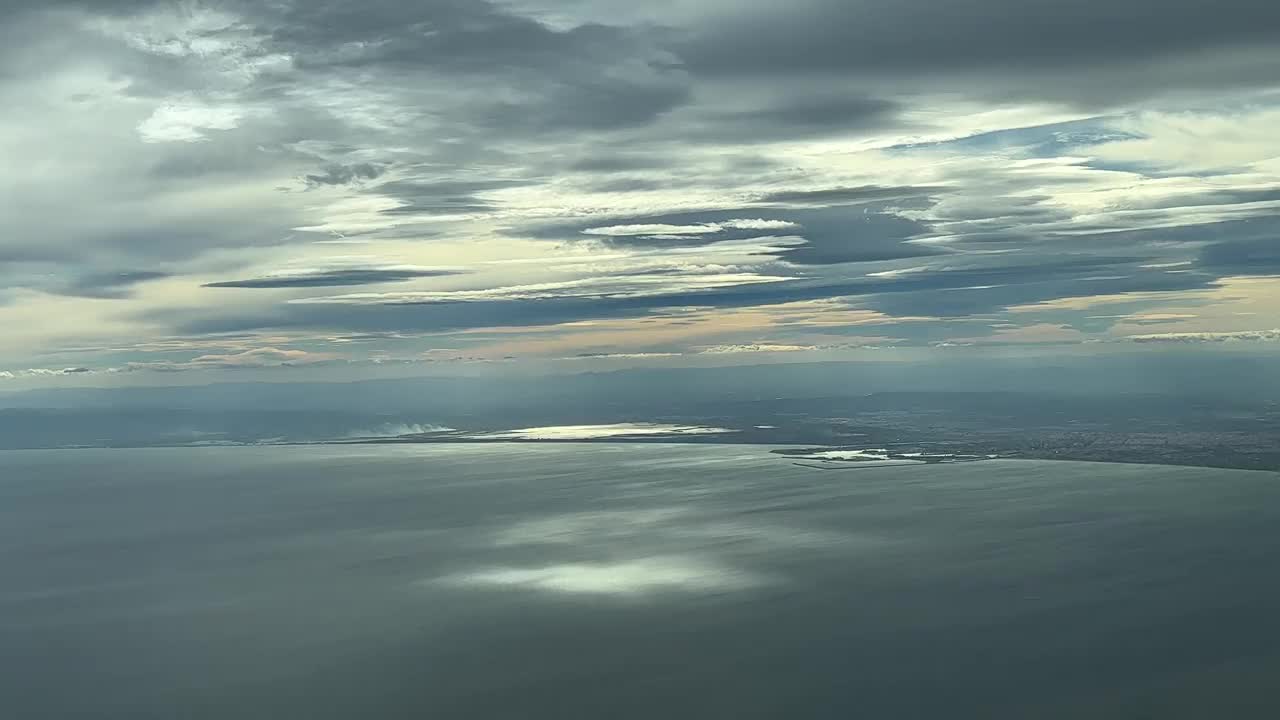 巴伦西亚市的鸟瞰图，从天空接近陆地从海上。一个飞行员的视角。寒冷的冬日。2000米高。视频素材