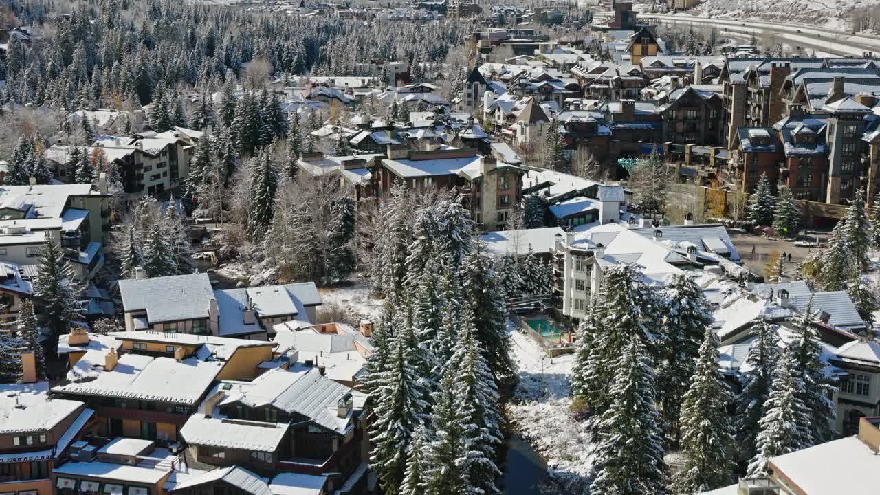 向后无人机飞行在覆盖桥在韦尔，CO雪后空中视频素材