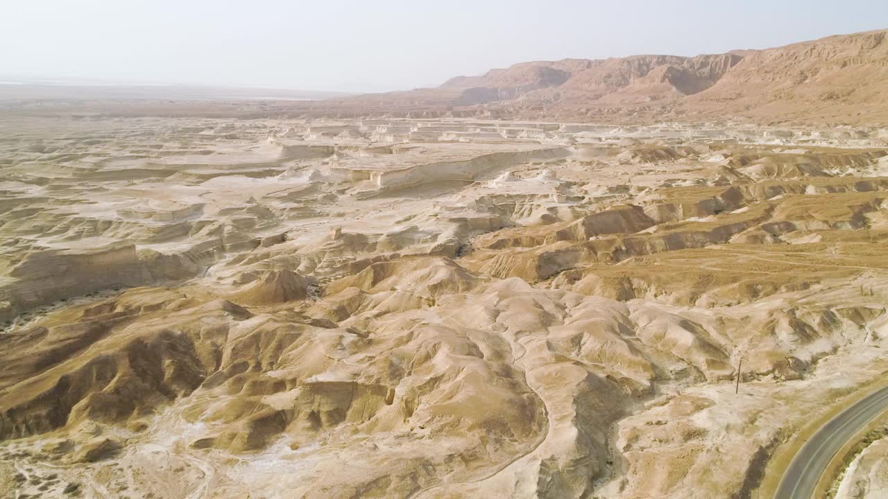 沙漠土壤模式鸟瞰图，马萨达，犹太沙漠，以色列。视频素材