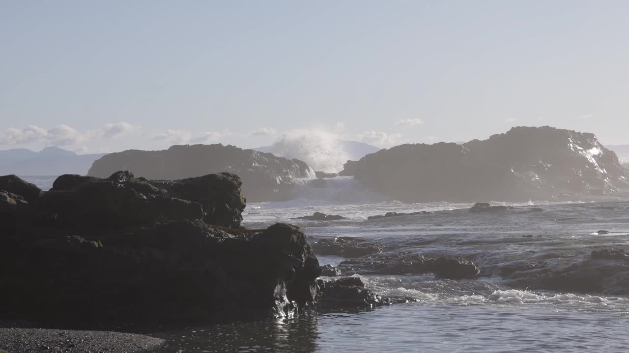 海浪冲击着太平洋海岸的岩石海岸。视频素材