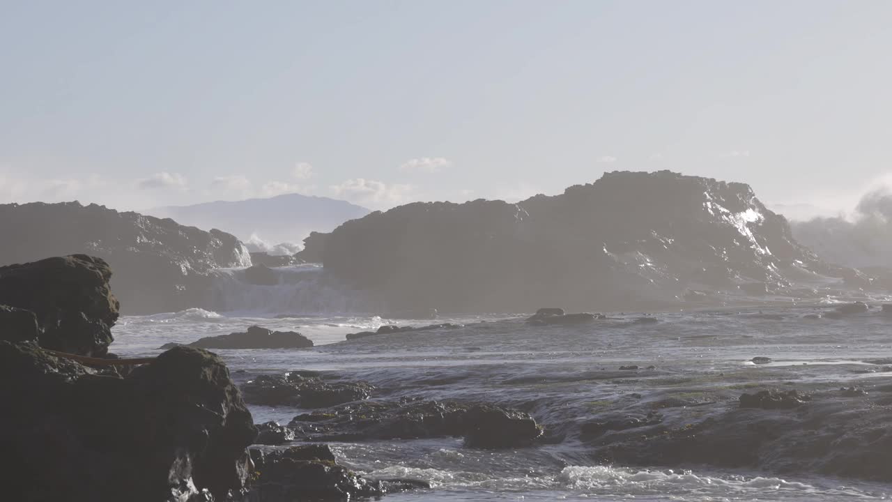 海浪冲击着太平洋海岸的岩石海岸。视频素材