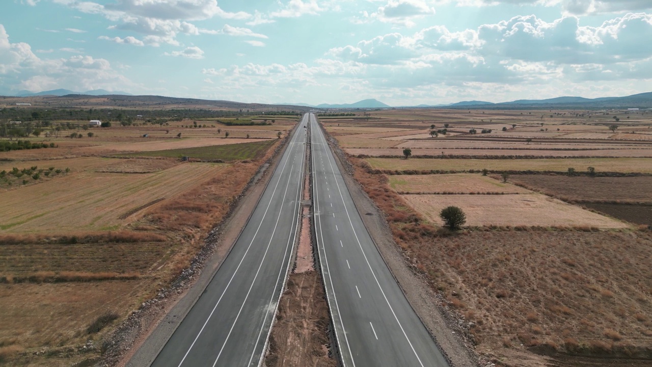 Kırsal kesimdeki yeni yapılmış Otoyolun havadan görünümü。视频下载